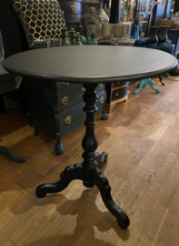 Grote wijntafel, kleine eettafel