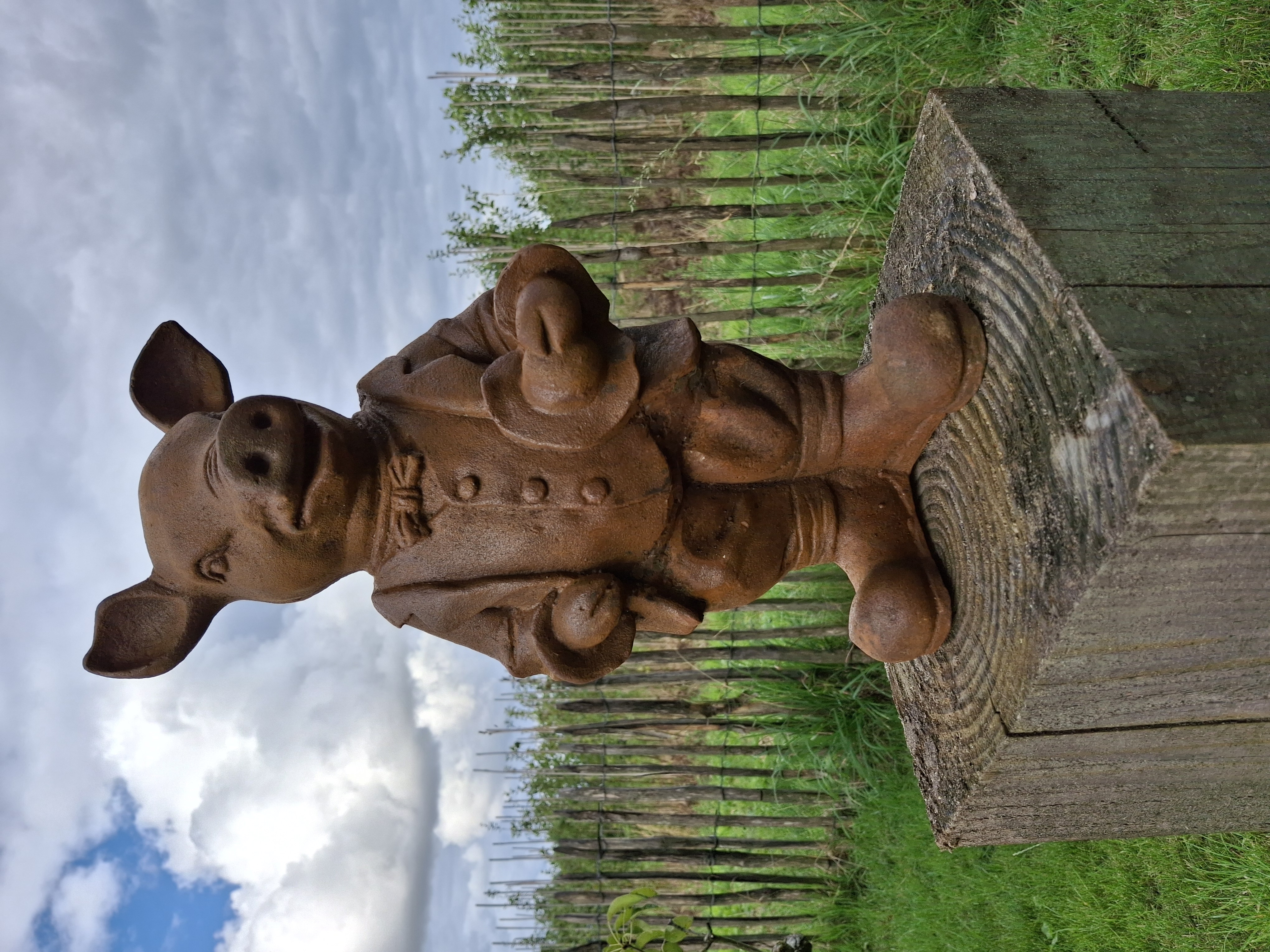 Tuinbeeld  varken  met hoed -L-