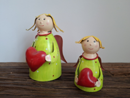 Kerstengel (groen) met hartje in handen -M-