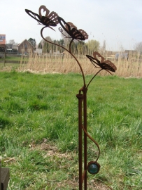 Tuinprikker als windspel met vlinders