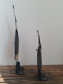 Kerstman van ijzer met gouden kerstlaars in de hand  -M-