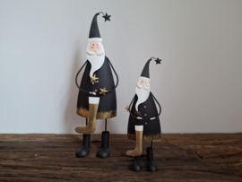 Kerstman van ijzer met gouden kerstlaars in de hand  -M-