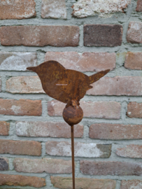 Tuinsteker vogeltje op kogel met staartje naar achteren