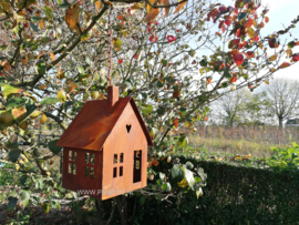 Vogelhuisje aan ketting