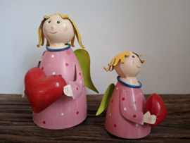 Kerstengel (roze) met hartje in handen -M-