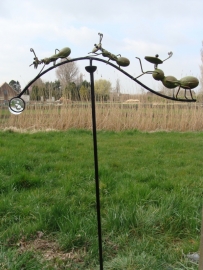 Tuinprikker als windspel met mieren