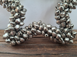 Ster-hanger gemaakt van kleine belletjes -M-