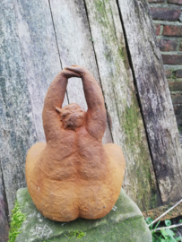 Dikke dame zittend "joga"van gietijzer