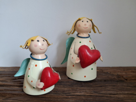 Kerstengel (wit) met hartje in handen -M-