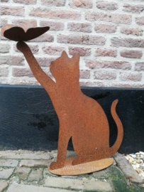 Poes met vlinder op voorpoot