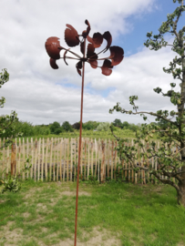 Windmolen met ginkgo bladeren