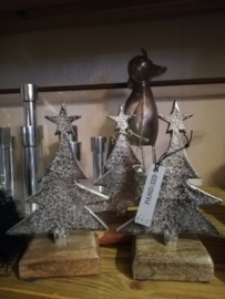 Kerstboom op voetje van hout