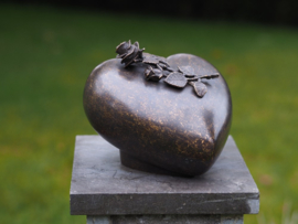 Urn brons hartvorm met rozen