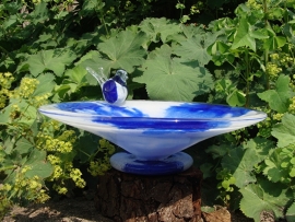 Vogeldrinkschaal van glas blauw/ wit