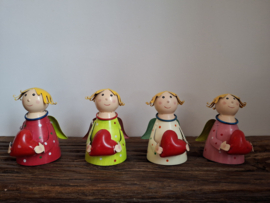 Kerstengel (wit)met hartje in handen -S-