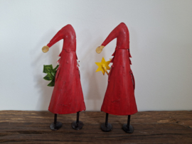 Kerstman met kerstboom in hand