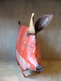 Varken rood van gerecycled ijzer