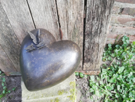 Urn brons hartvorm met vlinders