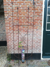 Plantensteun halfrond met Franse lelie van staal -M-