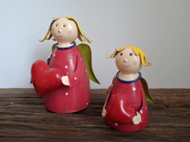 Kerstengel (rood/donker roze) met hartje in handen -M-