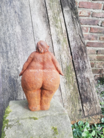 Dikke dame staand van gietijzer