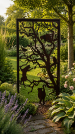 Tuinscherm met poezen en vogels in boom