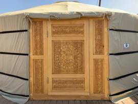 6-muurs yurt met  houtsnijwerk