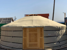 6-muurs yurt met  houtsnijwerk