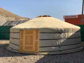 6-muurs yurt met  houtsnijwerk