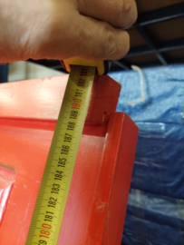 Rode yurt deur met decoratie