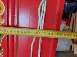 Rode yurt deur met decoratie