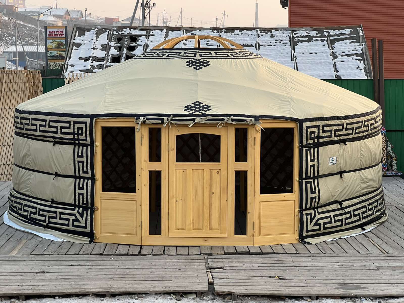 6-muurs Yurt met  deurpaneel met 5 raampjes en 2 halve grote raampanelen