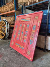 Rode yurt deur met decoratie