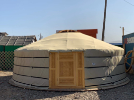 6-muurs yurt met  houtsnijwerk