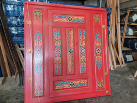 Rode yurt deur met decoratie