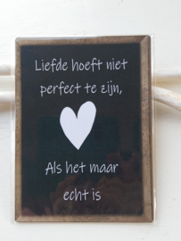 Tekstbord " liefde hoeft niet perfect te zijn, als het maar echt is"