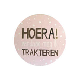 Sticker - 'HOERA! Vandaag mag ik trakteren' - Roze - Goud - Wit