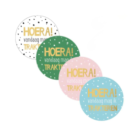 Sticker - Hoera! Vandaag mag ik trakteren - Wit - Gouden confetti - Gouden tekst