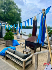 Blauwe vlaggen en slingers voor KLM event