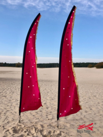 2 roze beachvlaggen