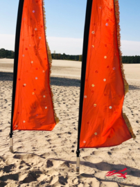 2 koraal oranje beachvlaggen