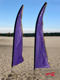 2 paarse beachvlaggen