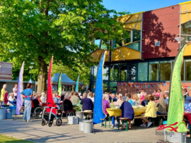 Gekleurde vlaggetjes voor buurt feest