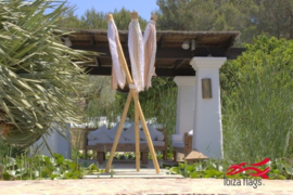 10 Witte Ibiza vlaggen met bamboepalen huren