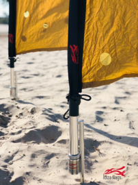 2 goudkleurige beachvlaggen