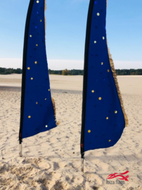 2 donkerblauwe beachvlaggen