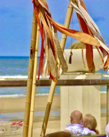 bamboe vlaggen voor beachclub Vooges Strand, Zandvoort