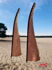 2 bronskleurige beachvlaggen