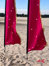 2 roze beachvlaggen