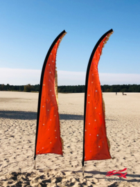 2 oranje  beachvlaggen